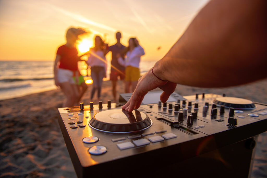 DJ haciando bailar a gente en la playa